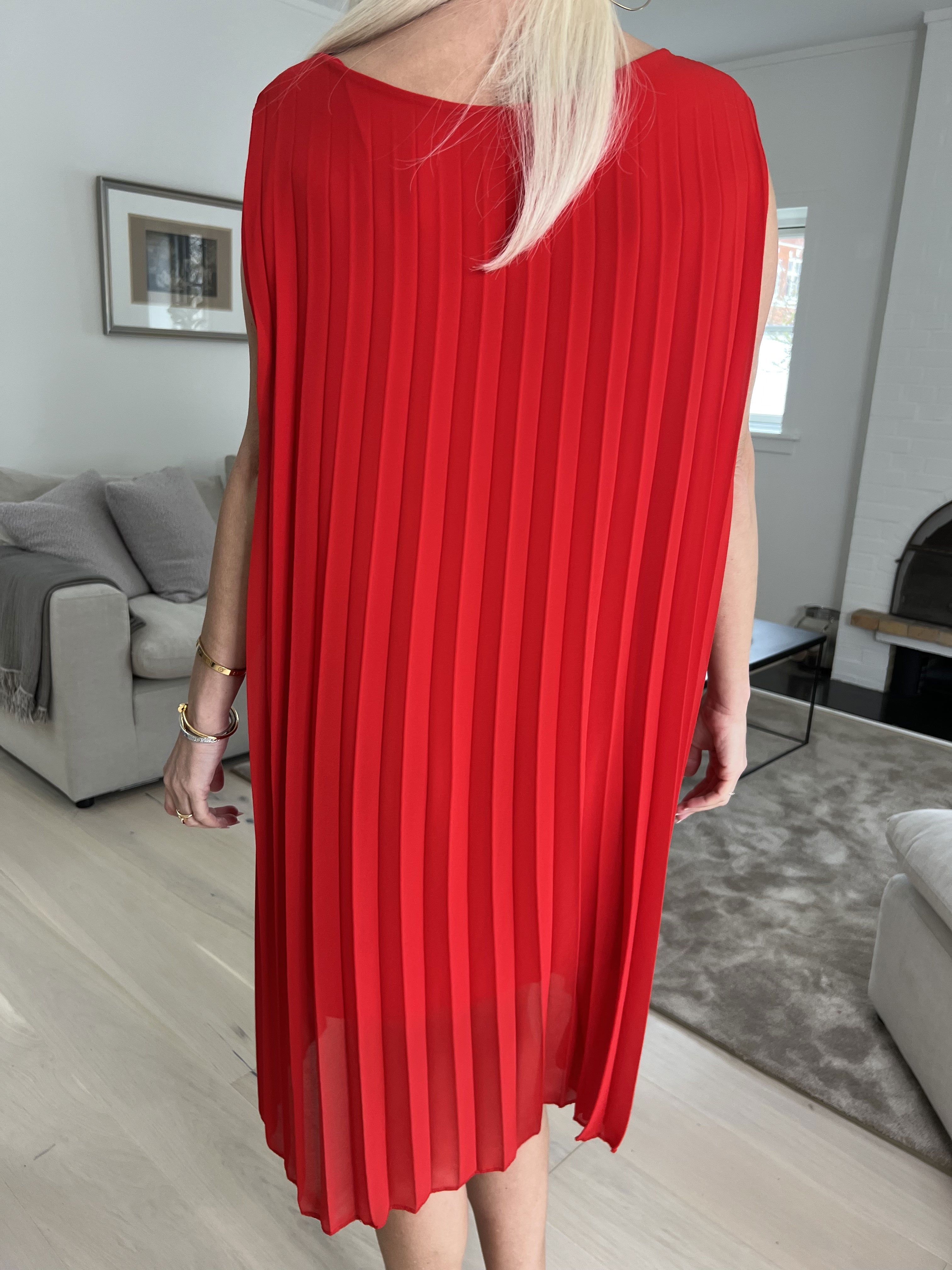 Saline - Söt ärmlös klänning i plisserad chiffong